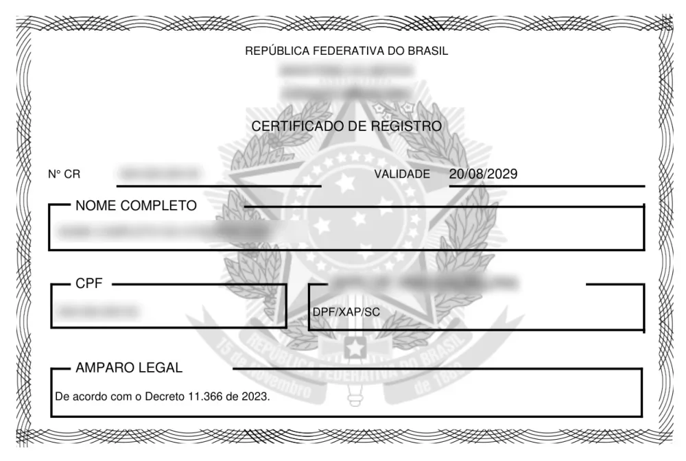Frente de um Certificado de Registro de atirador desportivo, com o nome, o número e o CPF borrados.